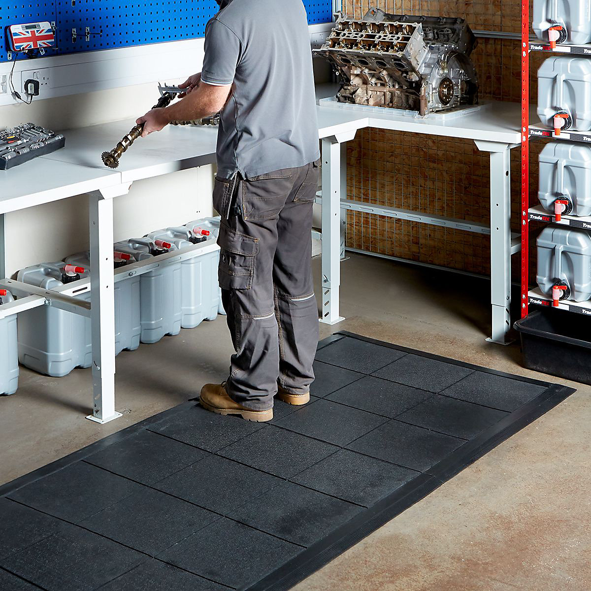 BiGDUG Rubber Interlocking Anti-fatigue Mat | Ramped Male Edge With Corner | 16h x 1000w x 100d mm | Black (Product illustration 3)-2