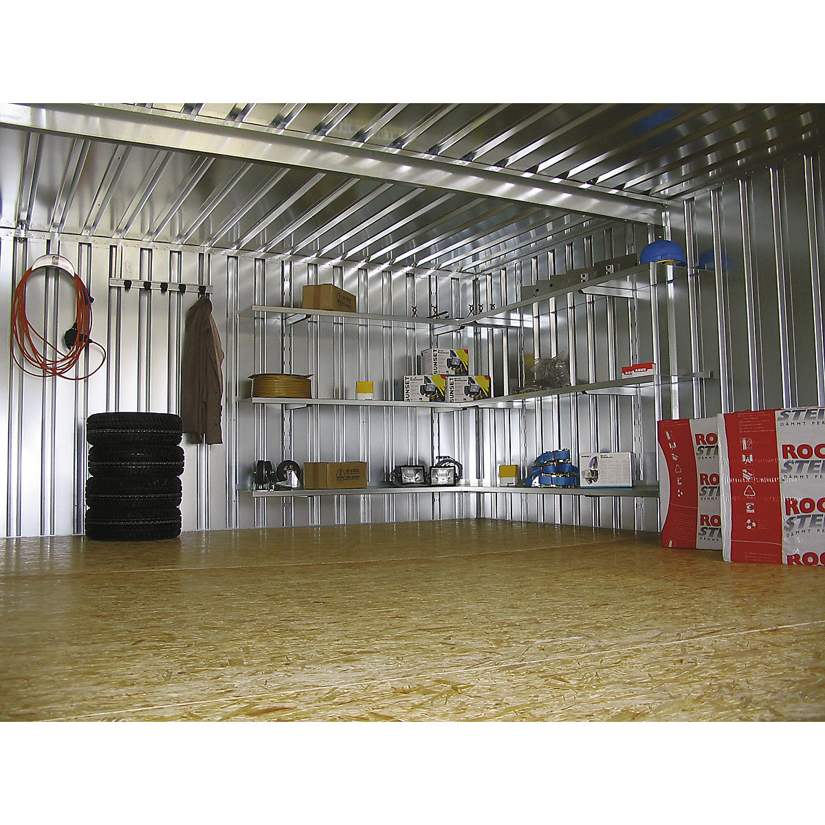 Equipement intérieur du conteneur avec supports pour flexibles et câbles, supports pour outils et rayonnages