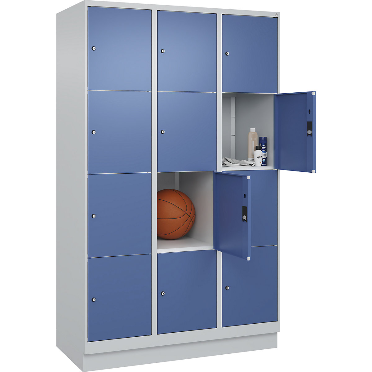 Armário de cacifos de 4 andares Classic PLUS – C+P, 3 compartimentos, cinzento claro/azul distante, L 1200 mm, 12 compartimentos, com rodapé-0