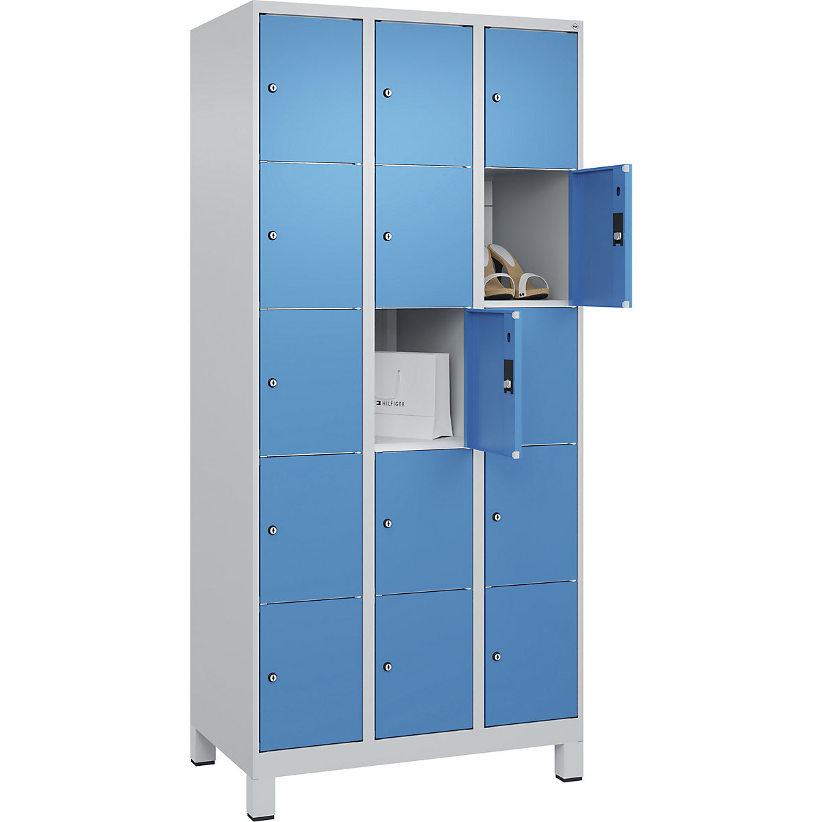 Armário de cacifos de 5 andares Classic PLUS – C+P, 3 compartimentos, cinzento claro/azul claro, L 900 mm, 15 compartimentos, com pés-0