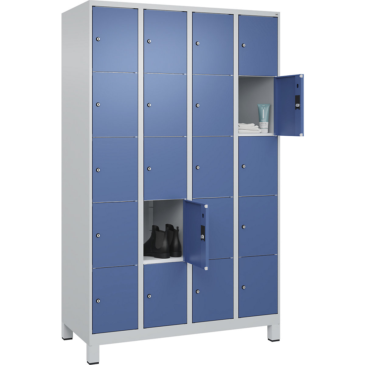 Armário de cacifos de 5 andares Classic PLUS – C+P, 4 compartimentos, cinzento claro/azul distante, L 1200 mm, 20 compartimentos, com pés-0
