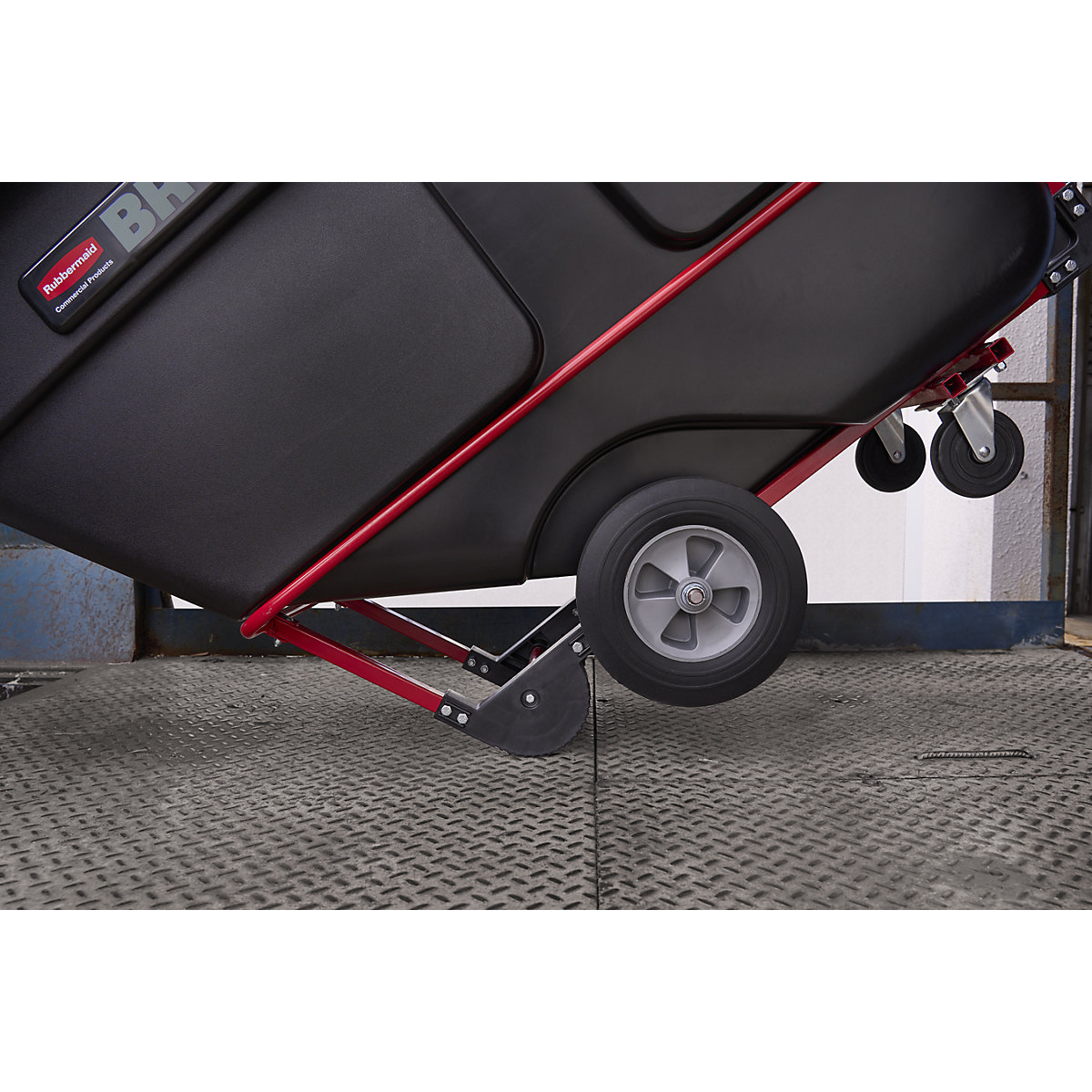 Contentor basculante Brute de plástico – Rubbermaid (Imagem do produto 6)-5