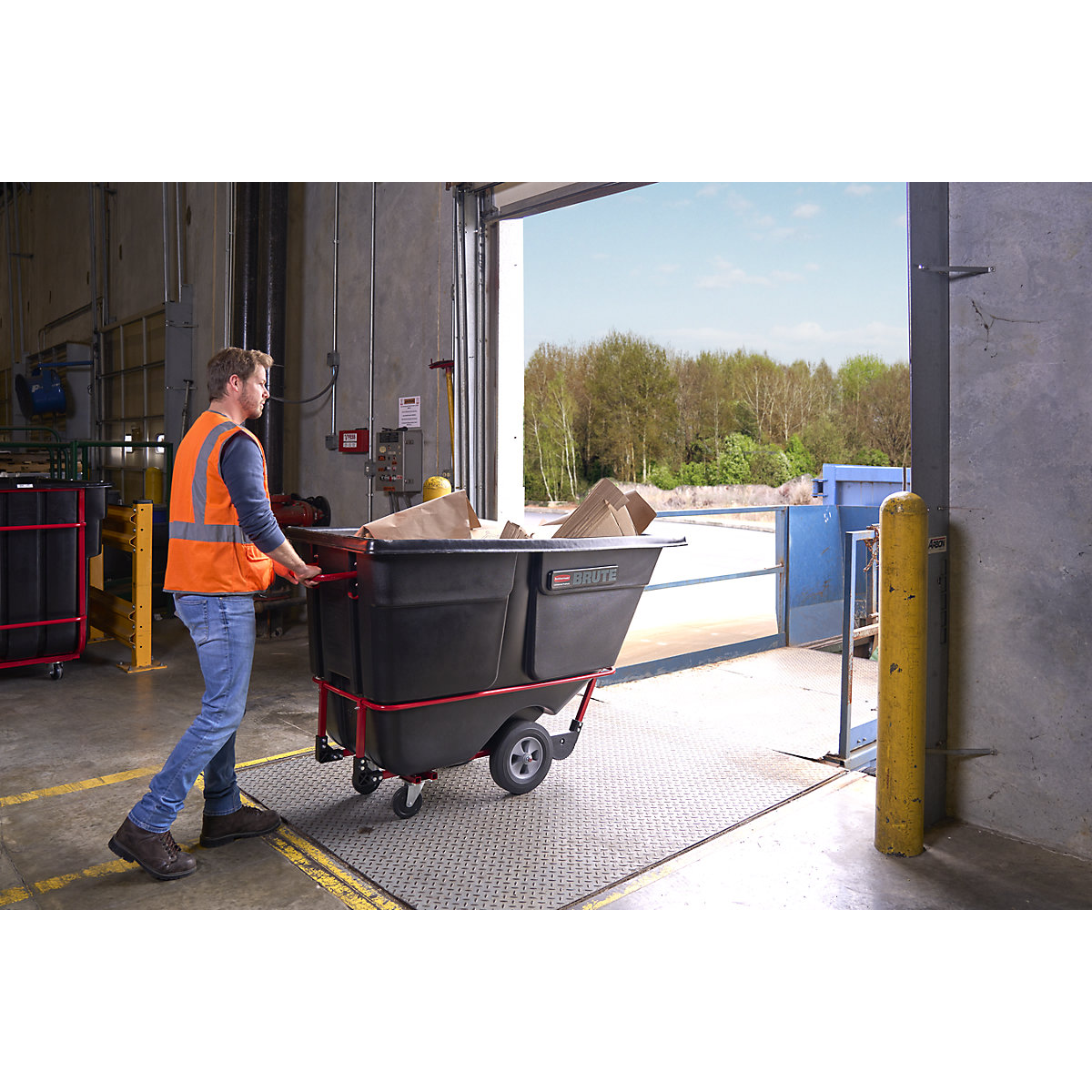 Contentor basculante Brute de plástico – Rubbermaid (Imagem do produto 9)-8