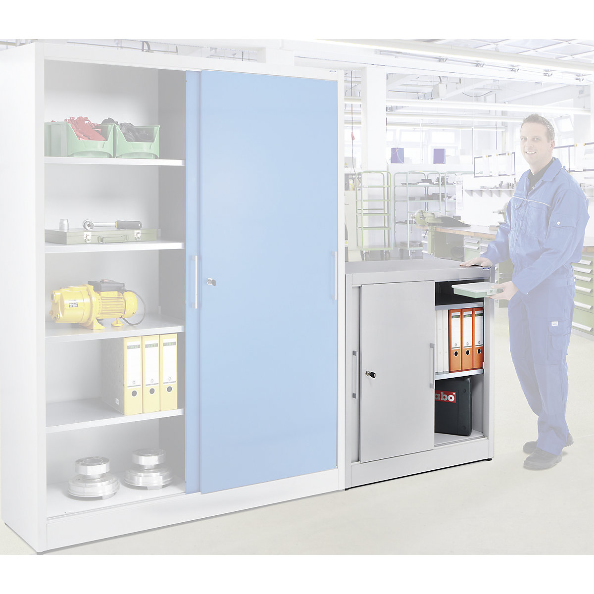 Armoire à portes coulissantes, hauteur 1000 mm – eurokraft pro, avec 2 tablettes, profondeur 420 mm, portes bleu clair RAL 5012-1
