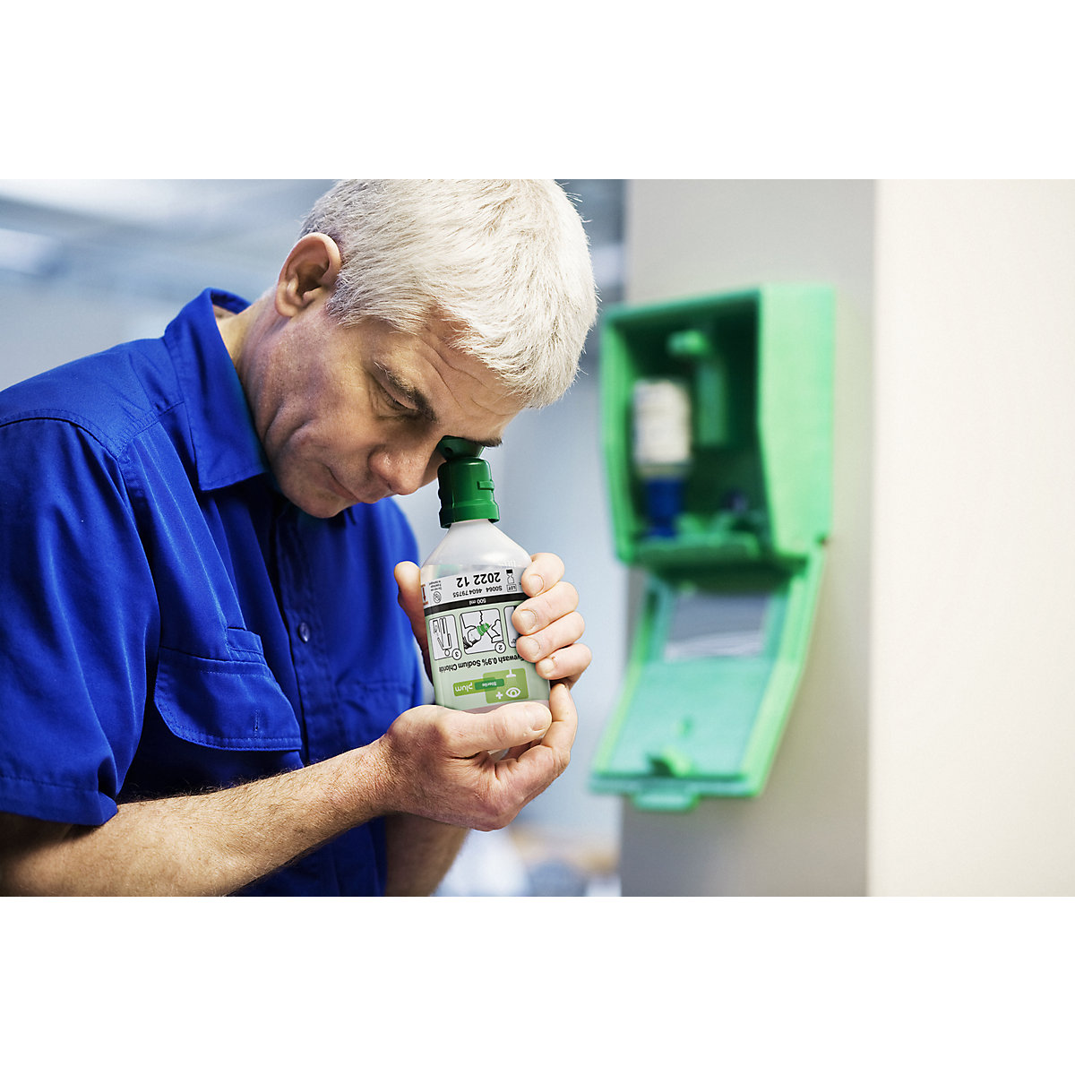 Noodstation voor ogen met spoelflessen – B-SAFETY (Productafbeelding 2)-1