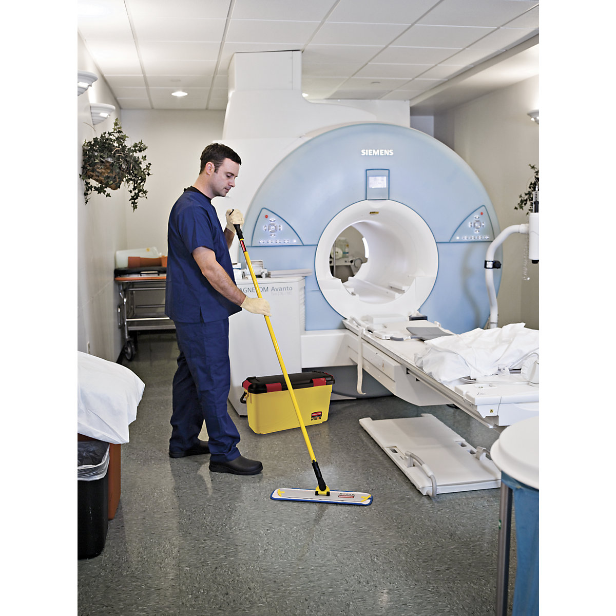 HYGEN™ QUICK CONNECT wiper holder/mop handle – Rubbermaid