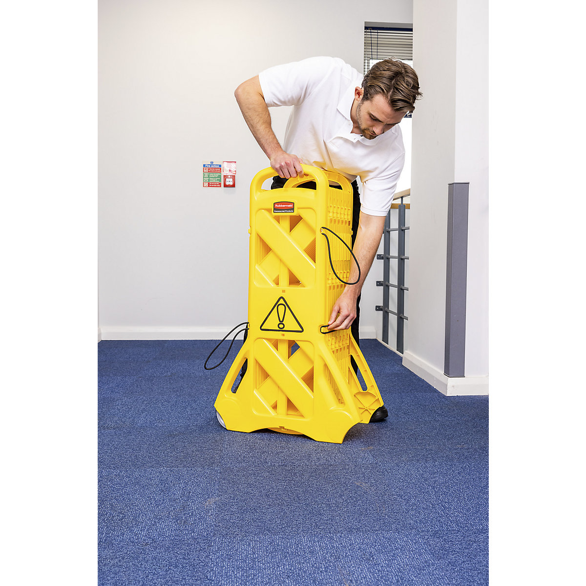 Barrière de délimitation mobile en polyéthylène – Rubbermaid (Illustration du produit 4)-3