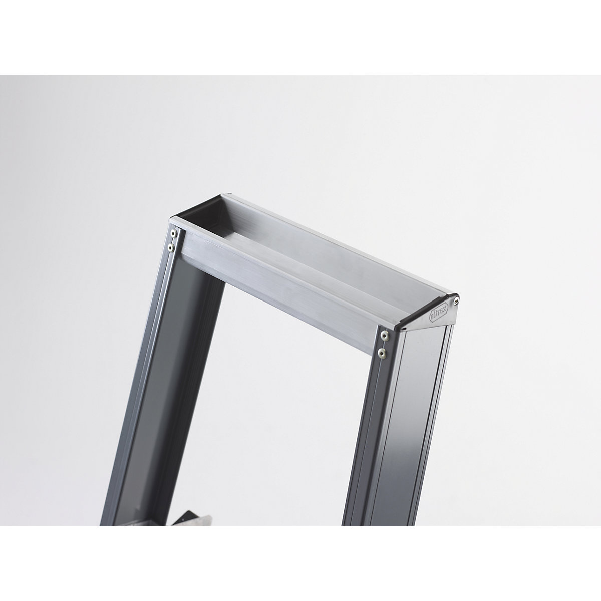 Escalera tipo tijera de peldaños planos de aluminio, de ascenso por un lado – Altrex (Imagen del producto 2)-1