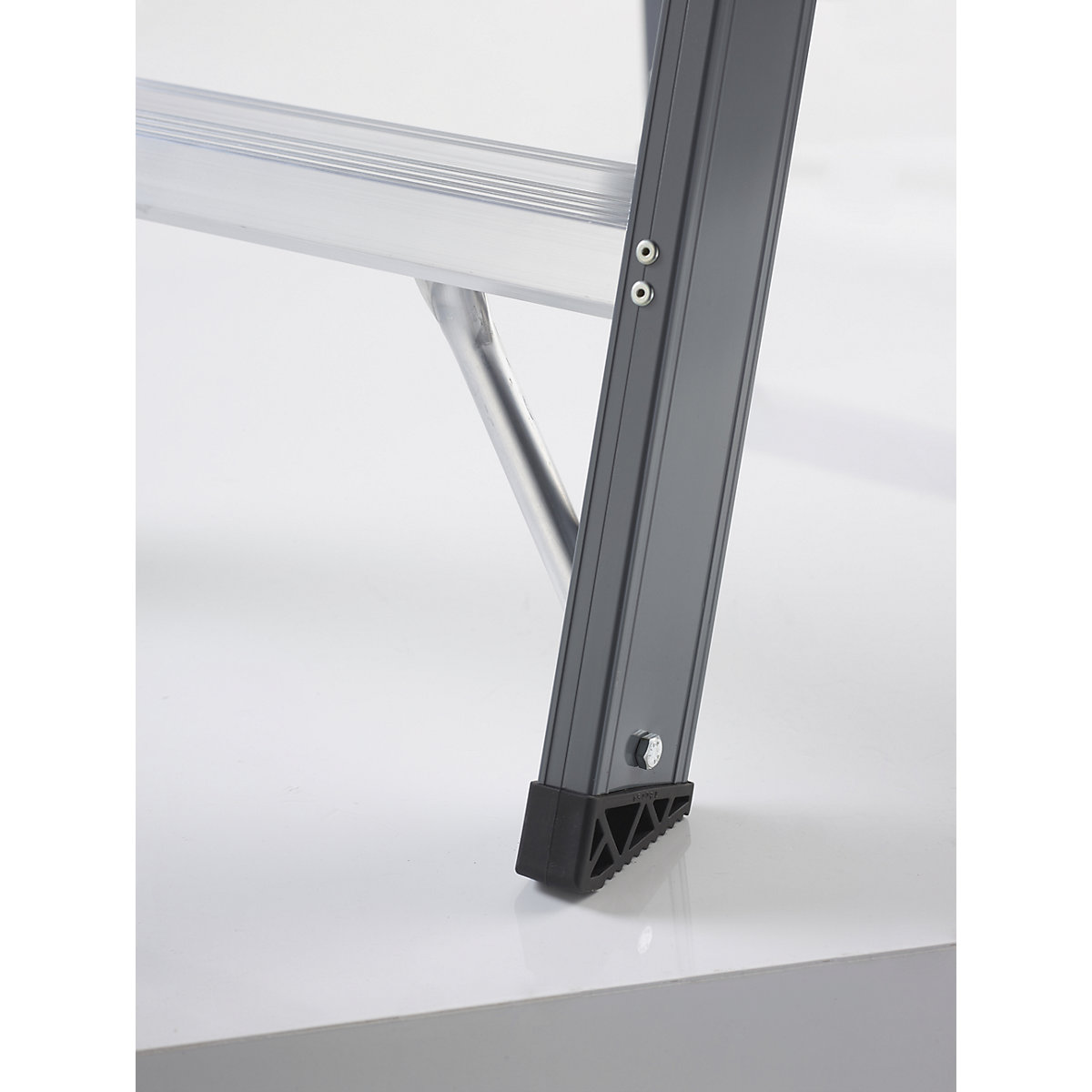 Escalera tipo tijera de peldaños planos de aluminio, de ascenso por un lado – Altrex (Imagen del producto 3)-2
