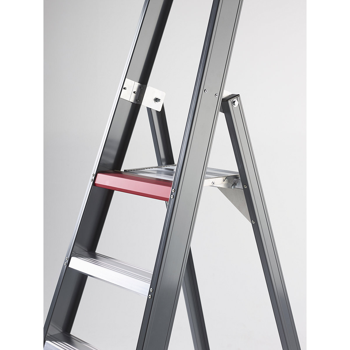 Escalera tipo tijera de peldaños planos de aluminio, de ascenso por un lado – Altrex (Imagen del producto 4)-3