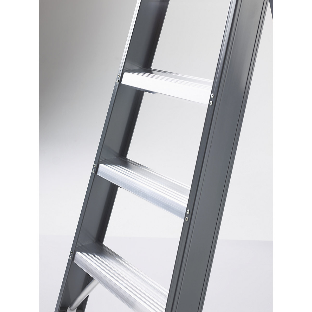 Escalera tipo tijera de peldaños planos de aluminio, de ascenso por un lado – Altrex (Imagen del producto 5)-4