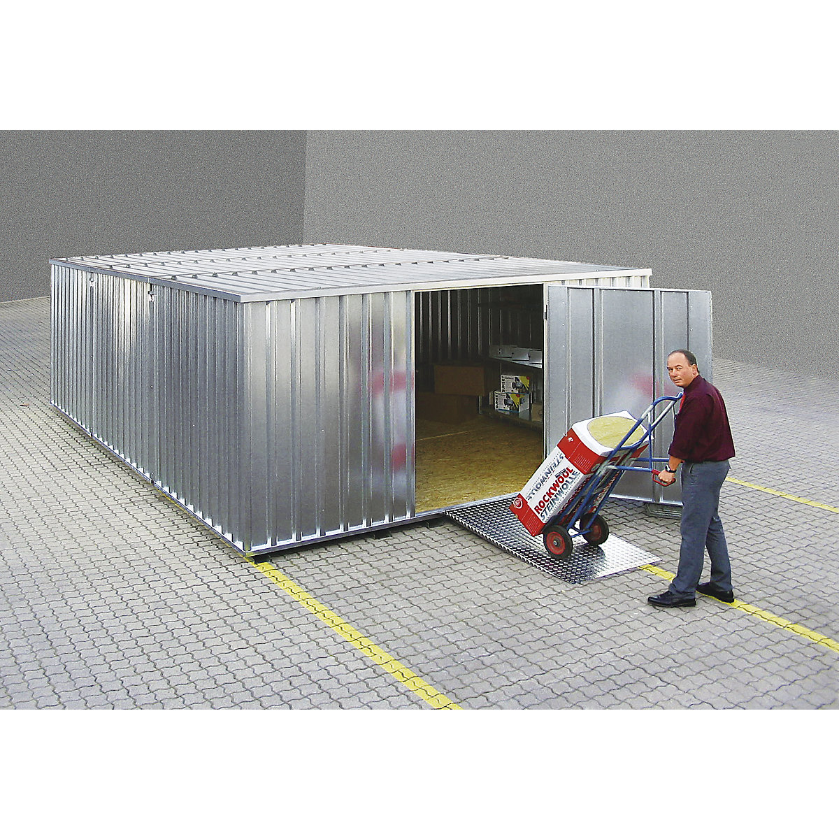 Container mit Auffahrrampe aus rutschfestem Aluminiumblech