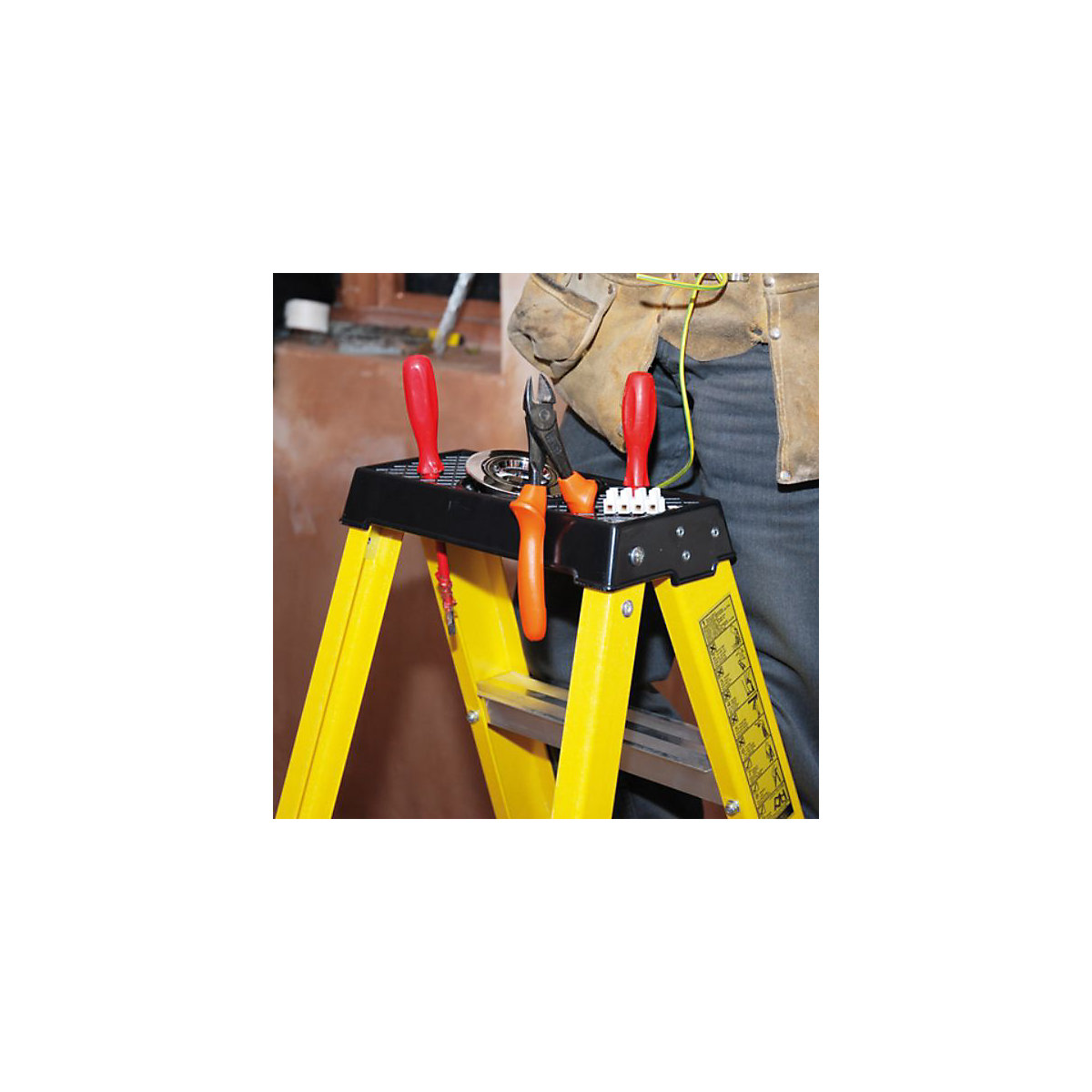 TB Davies Fibreglass Swingback Step Ladder (Product illustration 3)-2