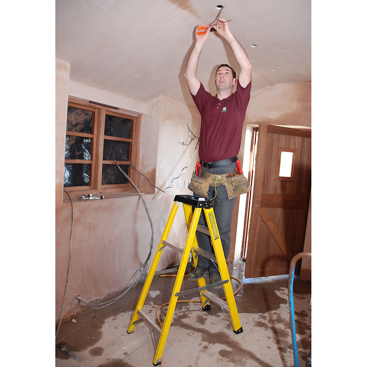TB Davies Fibreglass Swingback Step Ladder (Product illustration 5)-4