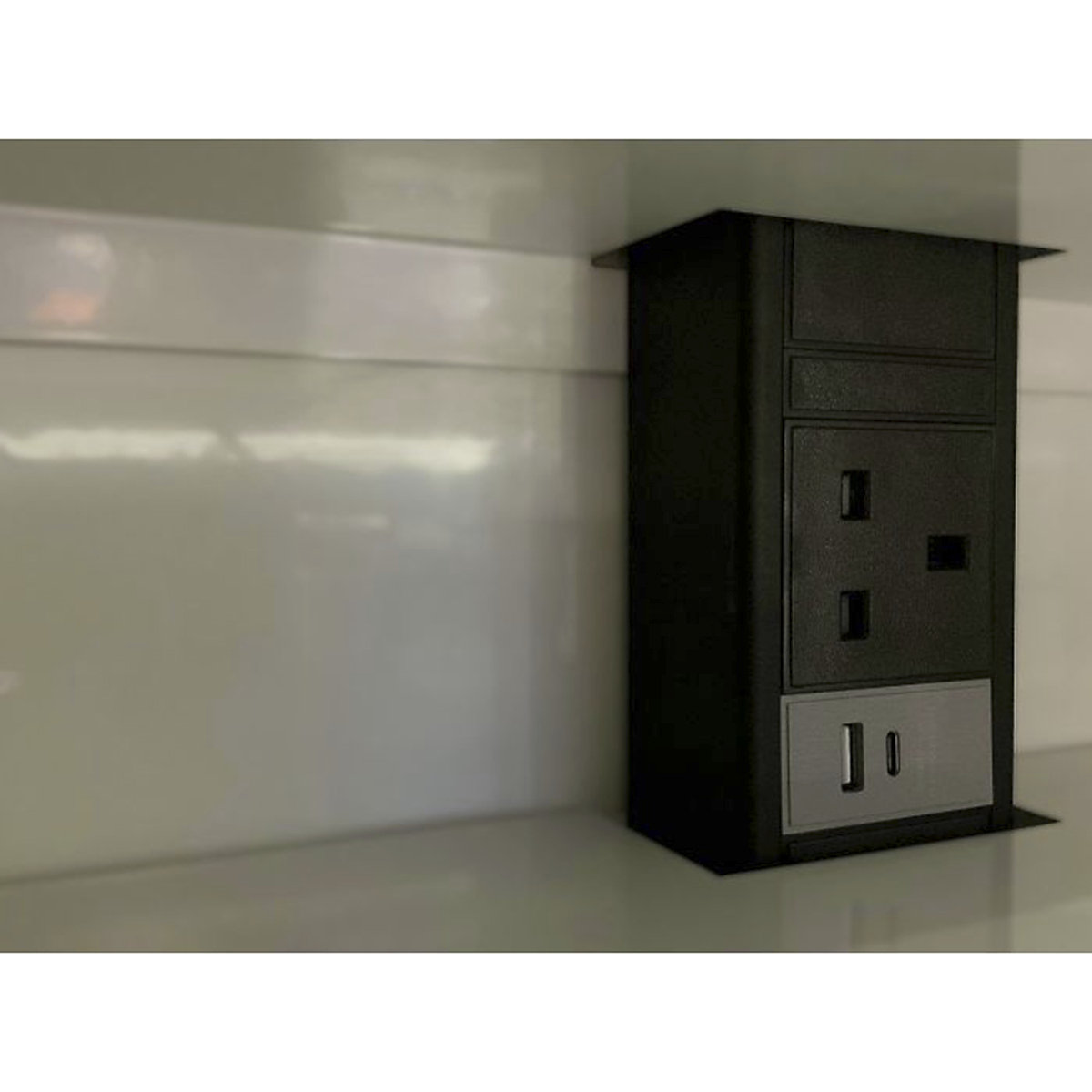Mercian Dual Mobile Charging Lockers (Product illustration 4)-3