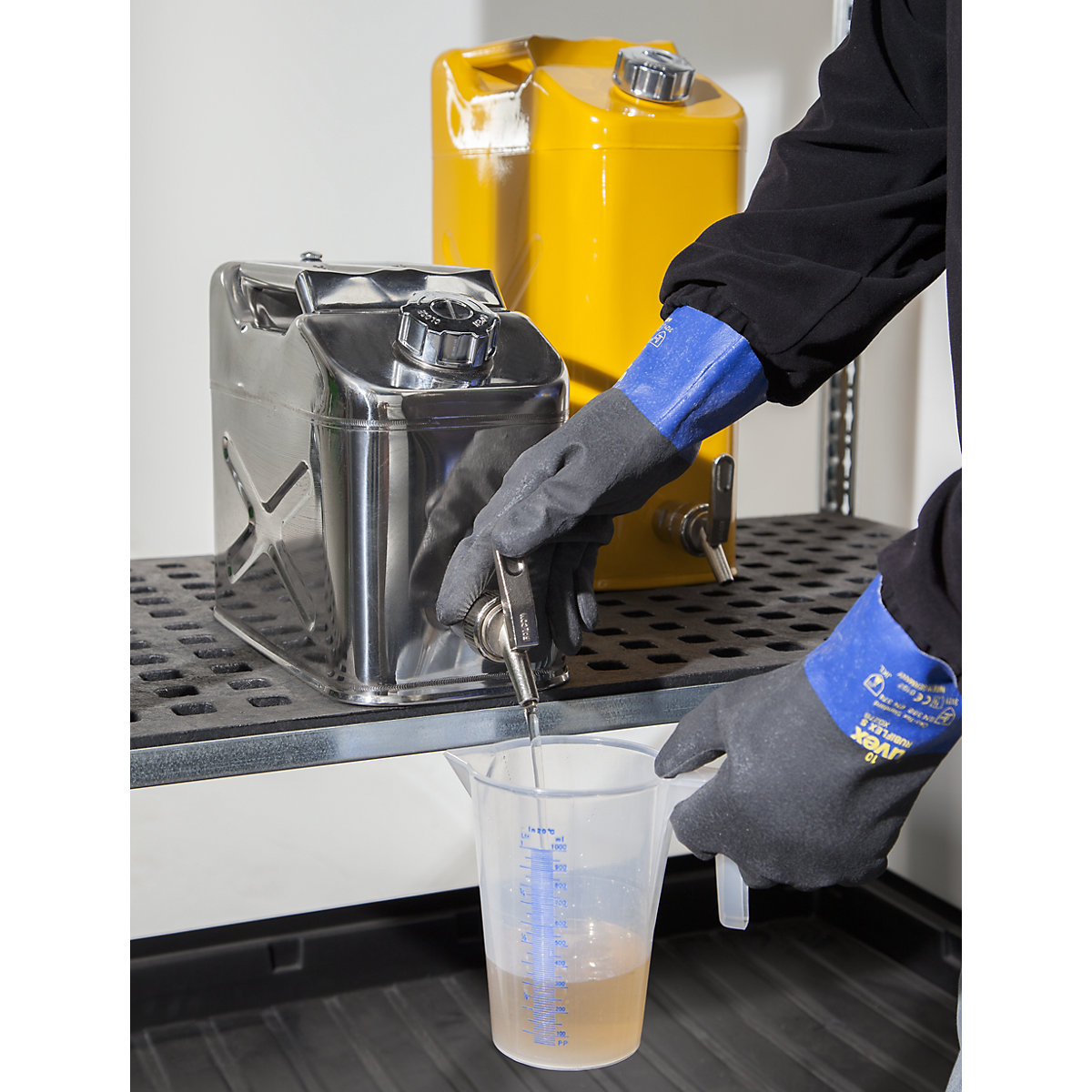 Veiligheidsjerrycan met fijndoseerkraan (Productafbeelding 3)-2