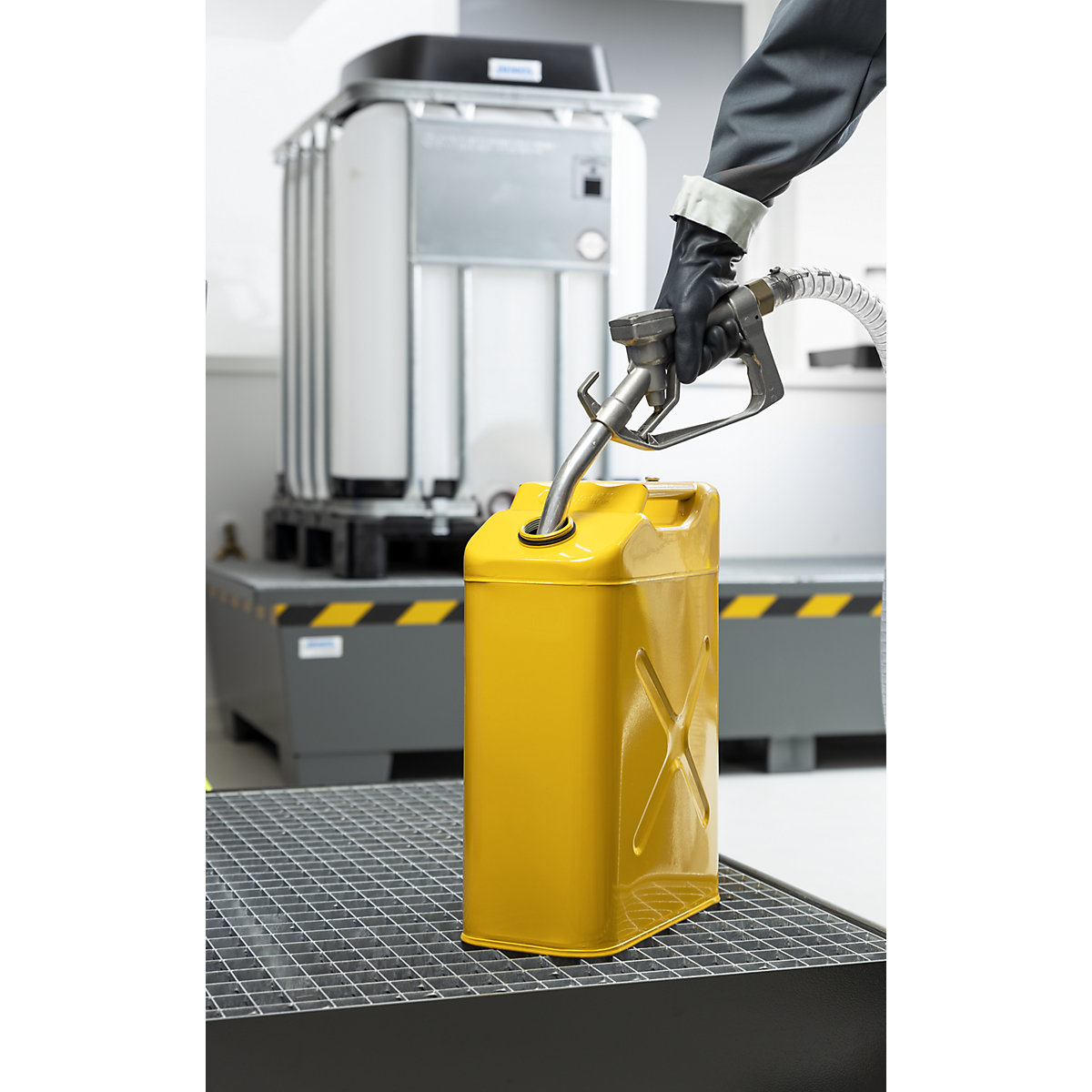 Veiligheidsjerrycan met schroefdop en aftaptuit (Productafbeelding 2)-1