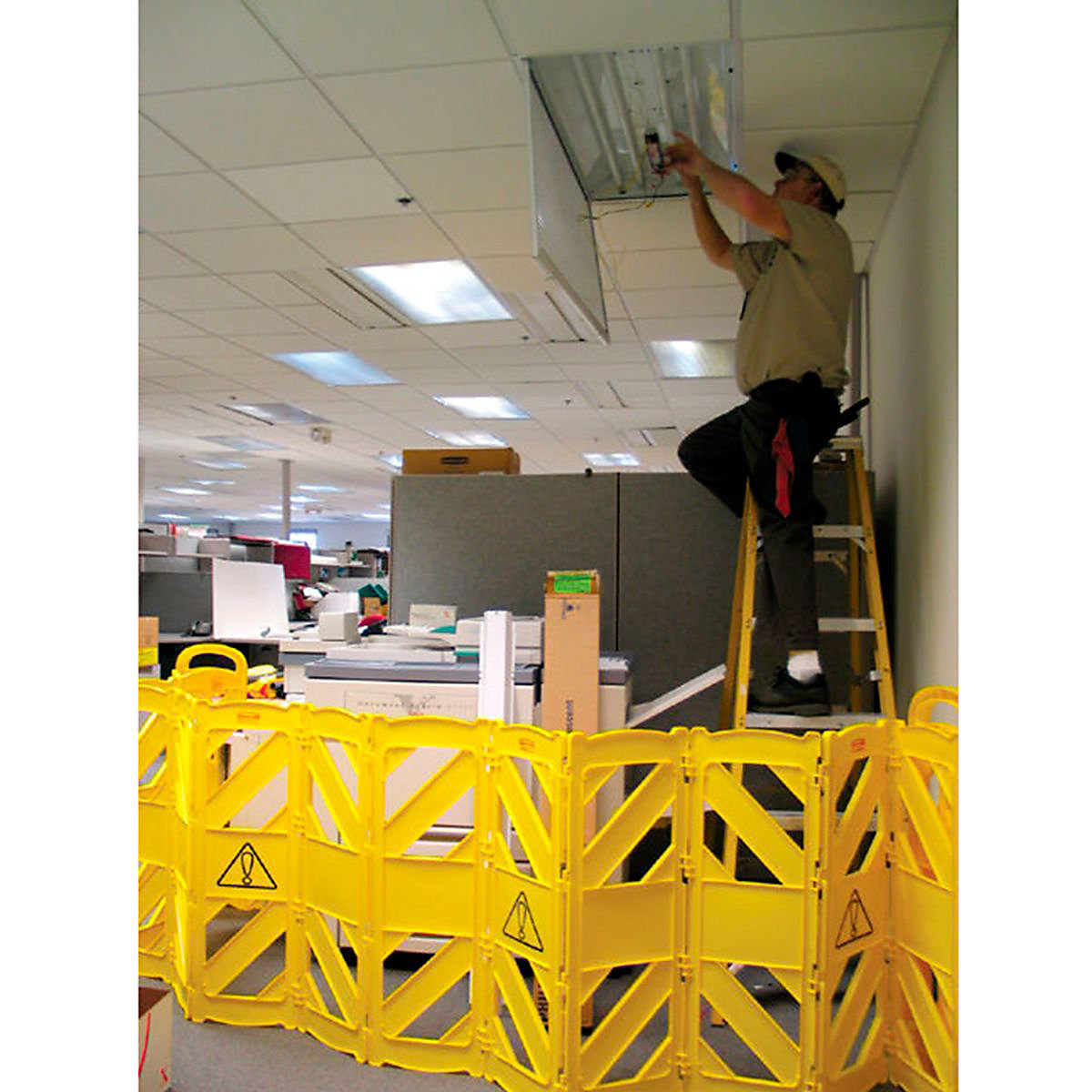Rubbermaid Portable Mobile Safety Barrier (Product illustration 2)-1
