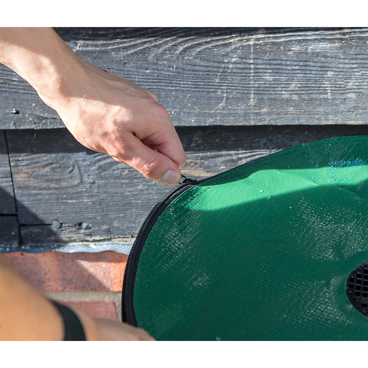 Dellonda 250L Collapsible PVC Garden Water Butt | Zipped Lid & Drain Tap (Product illustration 4)-3