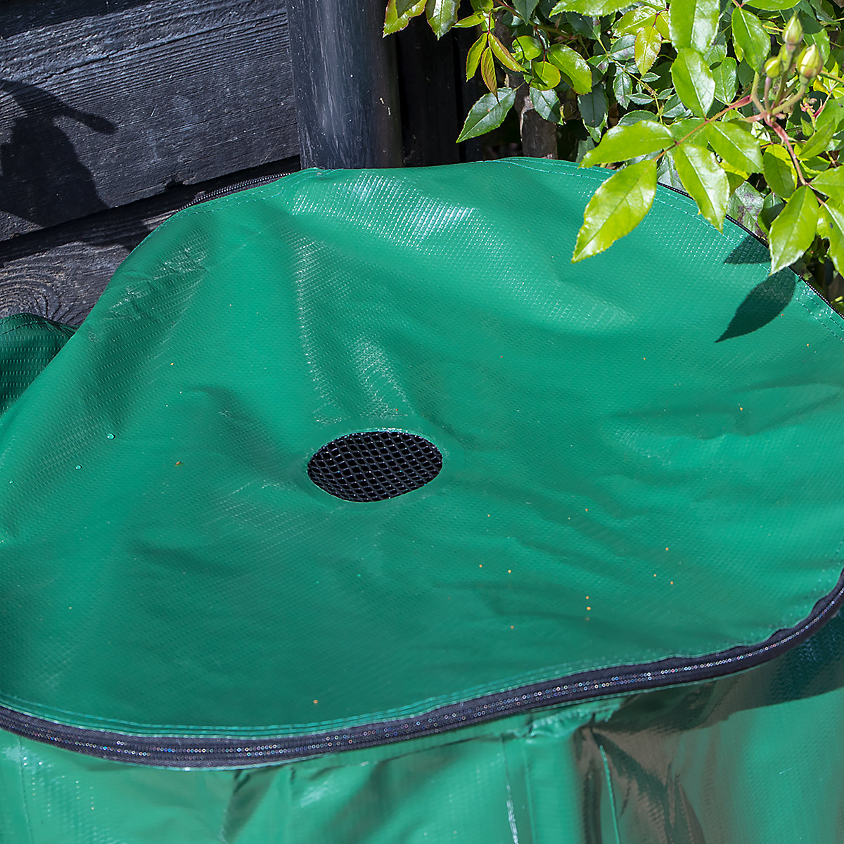 Dellonda 250L Collapsible PVC Garden Water Butt | Zipped Lid & Drain Tap (Product illustration 8)-7
