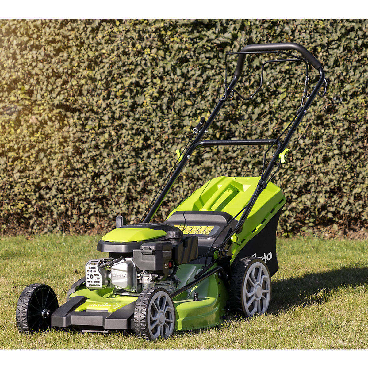 Dellonda Self-Propelled Petrol Lawn Mower with Height Adjustment & Grass Bag (Product illustration 14)-13