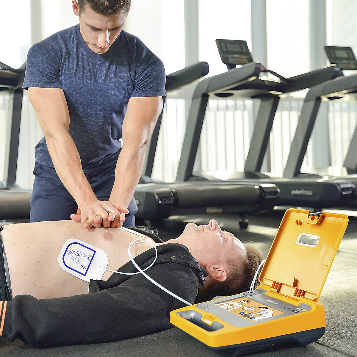 Mindray BeneHeart C1A AED Package with Wall-Mount Cabinet (Product illustration 7)-6