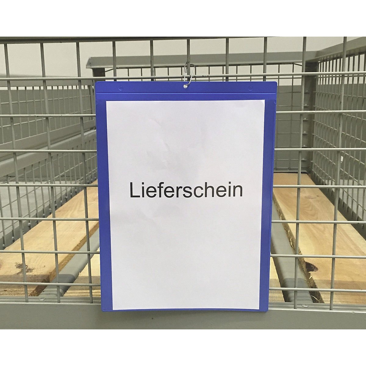 Buzunare pentru etichete cu perforaţie pentru agăţare