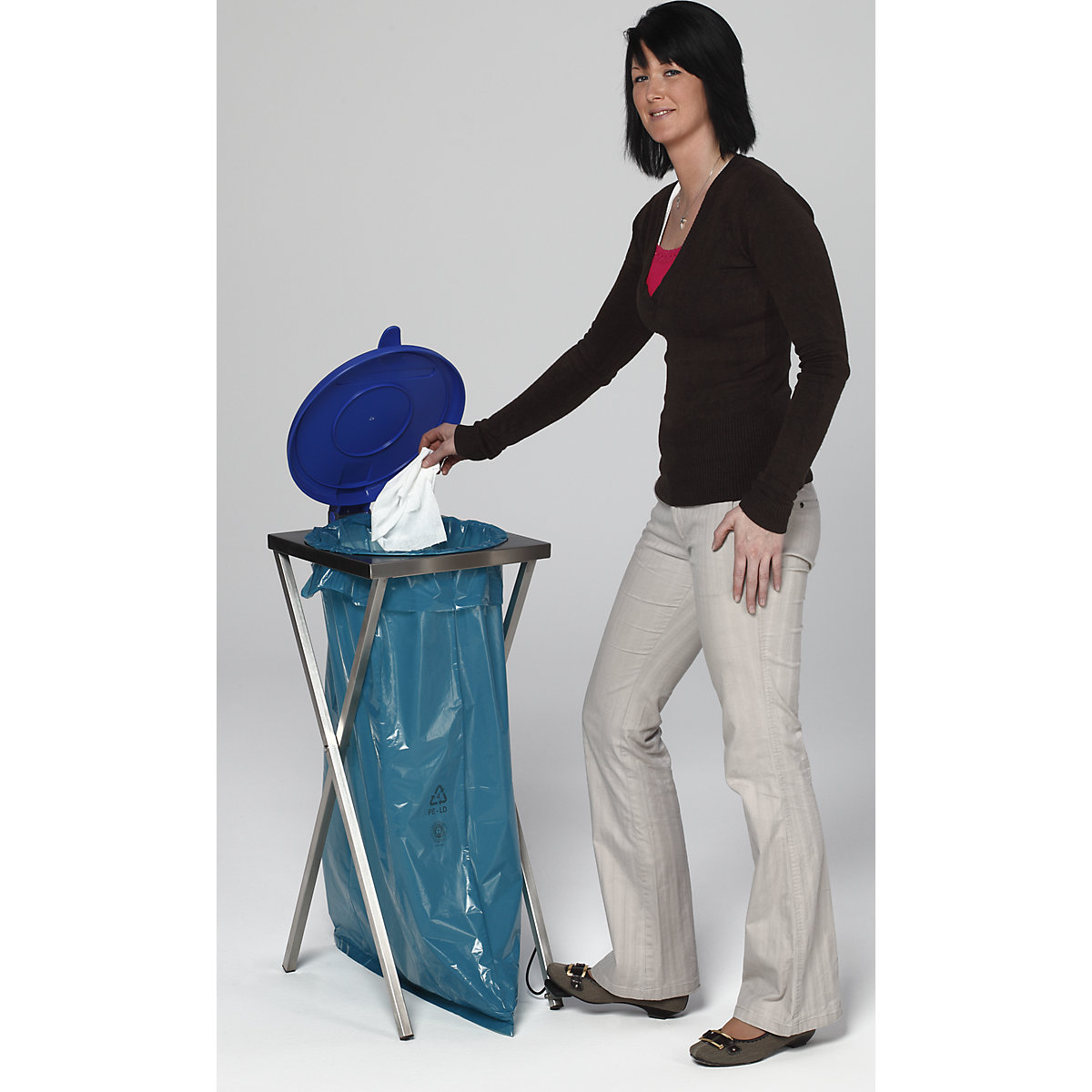 Suporte higiénico para sacos do lixo em aço inoxidável – VAR, para volumes 120 l, pedal para abertura de tampa, azul-0