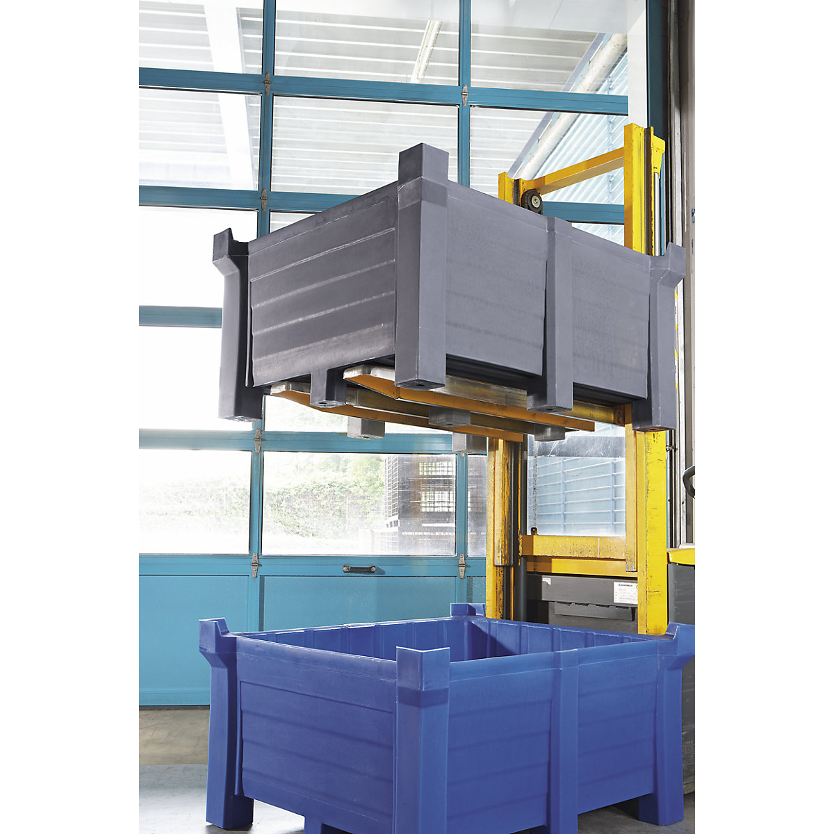 Polyethylene transport and stacking container (Product illustration 3)-2