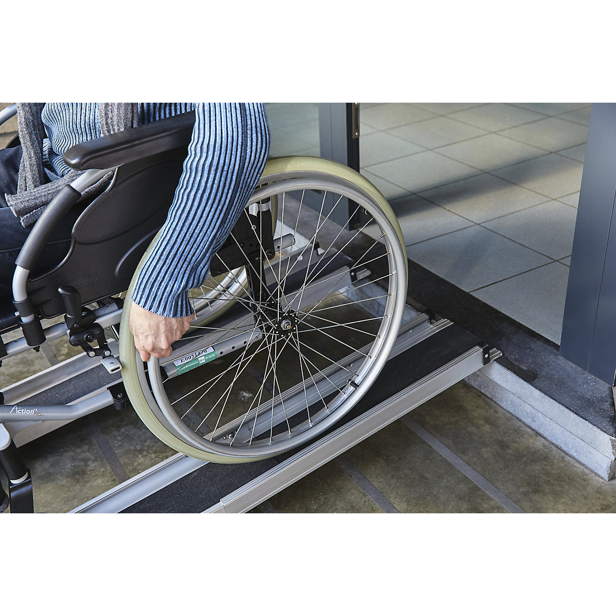 Nájazdová lyžinová rampa s protišmykovou povrchovou úpravou – Mottez (Zobrazenie produktu 10)-9