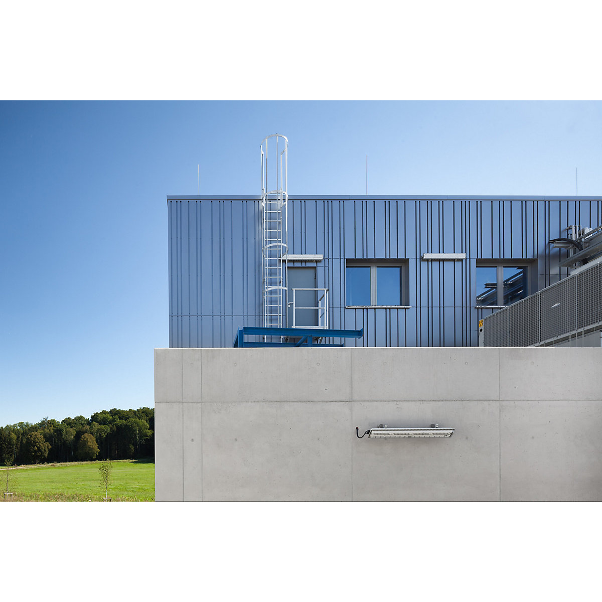 Fixed ladder with safety rail at the back – MUNK (Product illustration 2)-1