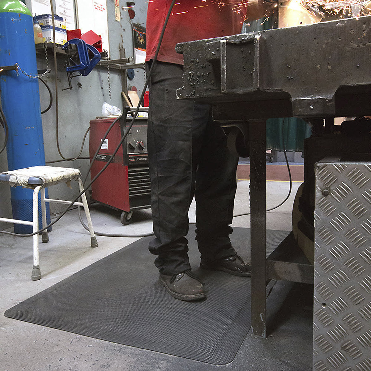 COBA Europe Diamond Tread Anti-Fatigue Mat (Product illustration 3)-2