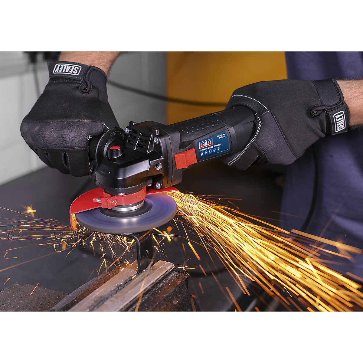 Sealey 115mm Slim Body Angle Grinder | 750W/230V (Product illustration 3)-2