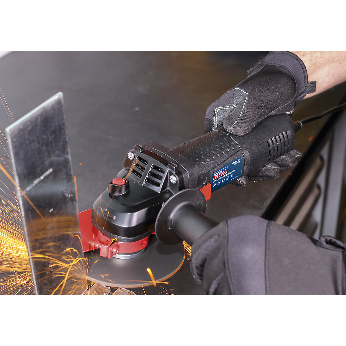 Sealey 115mm Slim Body Angle Grinder | 750W/230V (Product illustration 4)-3