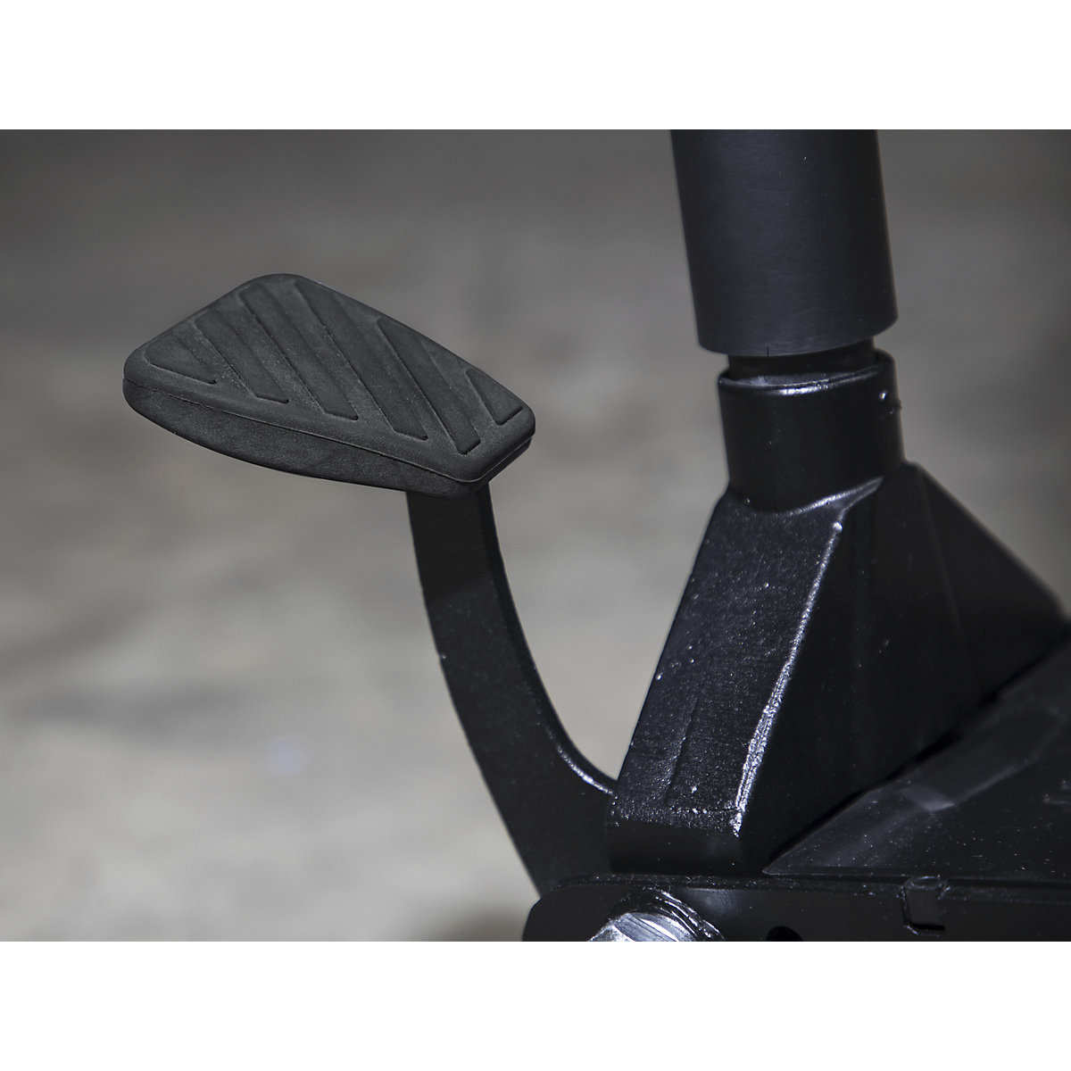 Viking Low Entry Trolley Jacks | 3 Tonne | Rocket Lift | Polyurethane Wheels (Product illustration 4)-3