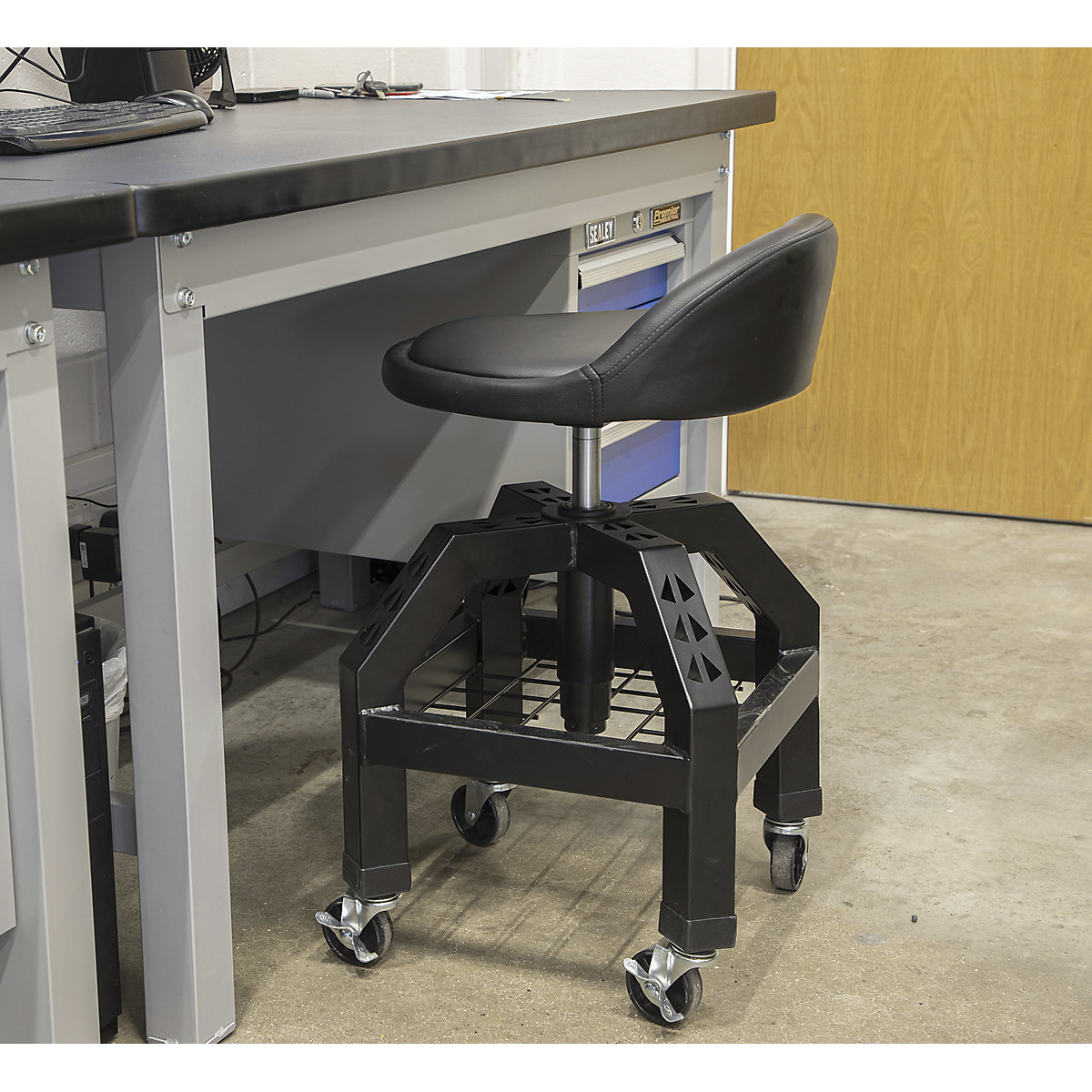 Sealey Premier Heavy Duty Pneumatic Creeper Stool with Strengthening Bars (Product illustration 4)-3