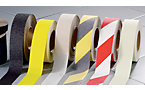 Antirutschbandrolle, selbstklebend, aus Aluminium-Oxiden und Silizium-Karbonat