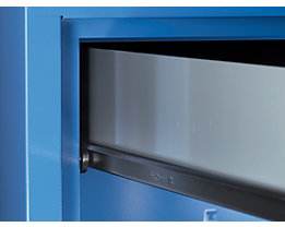 Drawers pull-out easily on smooth running roller guides
