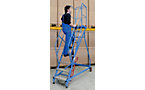 Plattformleiter blau lackiert RAL 5019