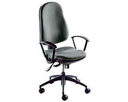 With standard arm rests