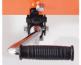 Pedal positioned on the right for heavy loads