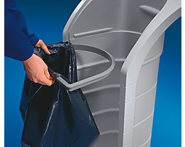 Easy insertion and removal of waste sacks