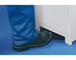Practical pedal for opening the access flap