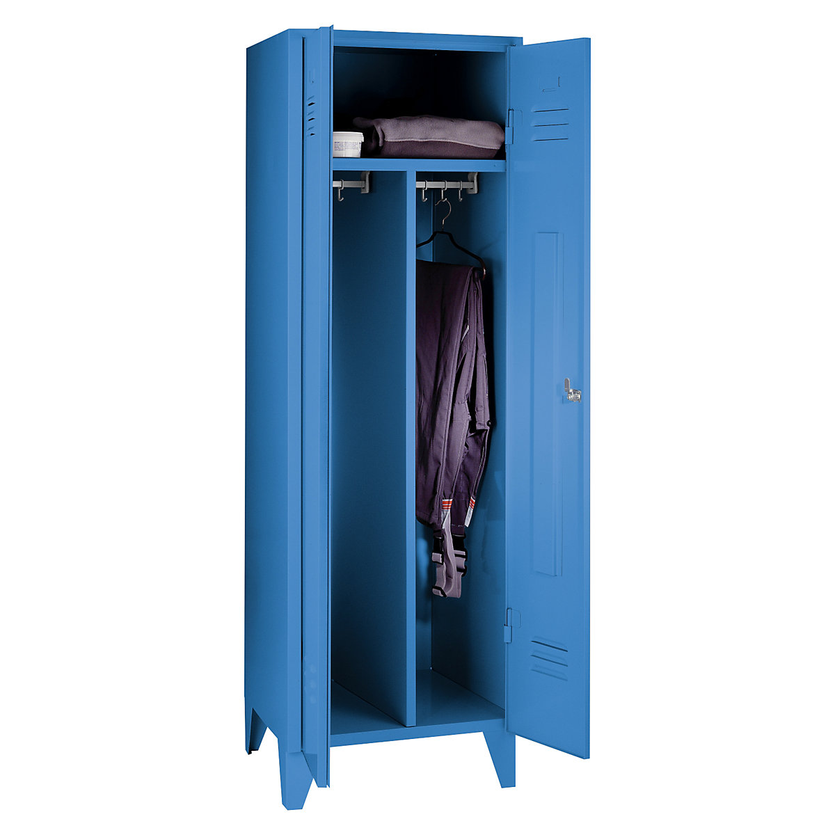 Vestiaire sur pieds à crampons – Wolf, compartiments à hauteur d'armoire, portes pleines, largeur compartiment 600 mm, 1 compartiment, bleu clair