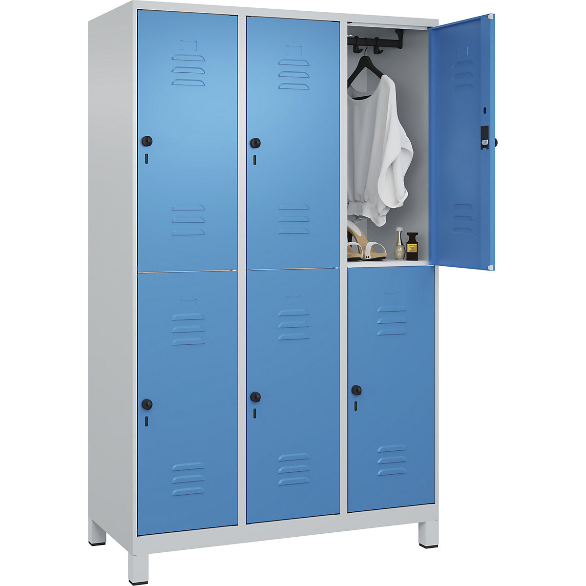 Classic PLUS kétszintes öltözőszekrény – C+P, 3 fülke, világosszürke / világoskék, ma x szé 1950 x 1200 mm, lábakkal, forgóretesszel-120