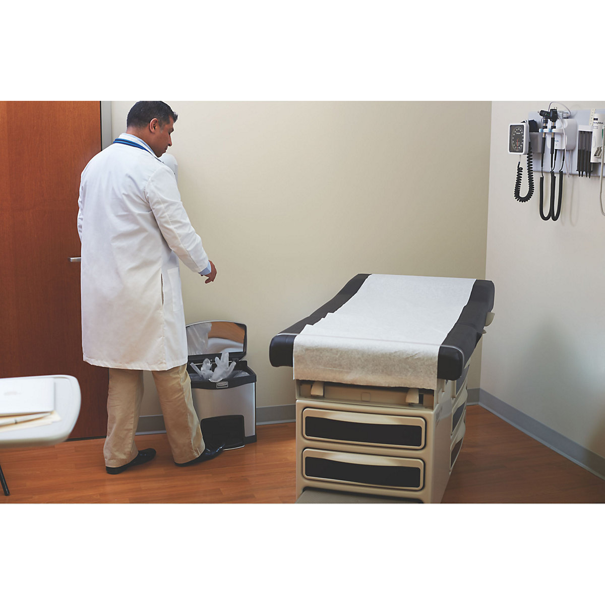 Pojemnik na odpady otwierany pedałem SLIM JIM® – Rubbermaid (Zdjęcie produktu 4)-3