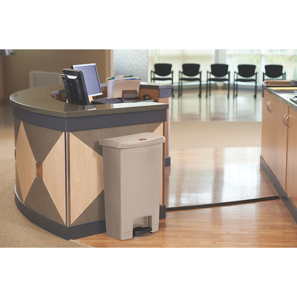 Pojemnik otwierany pedałem SLIM JIM® – Rubbermaid (Zdjęcie produktu 7)-6