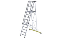 Hliníkový žebřík s plošinkou, pojízdný