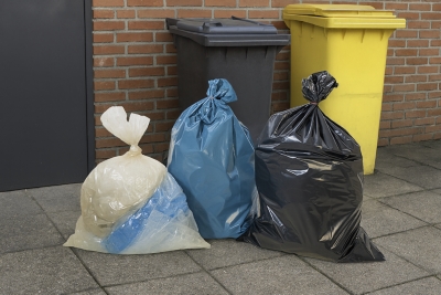 Wertstoffsammler und Müllbeutel zum Recyceln 349