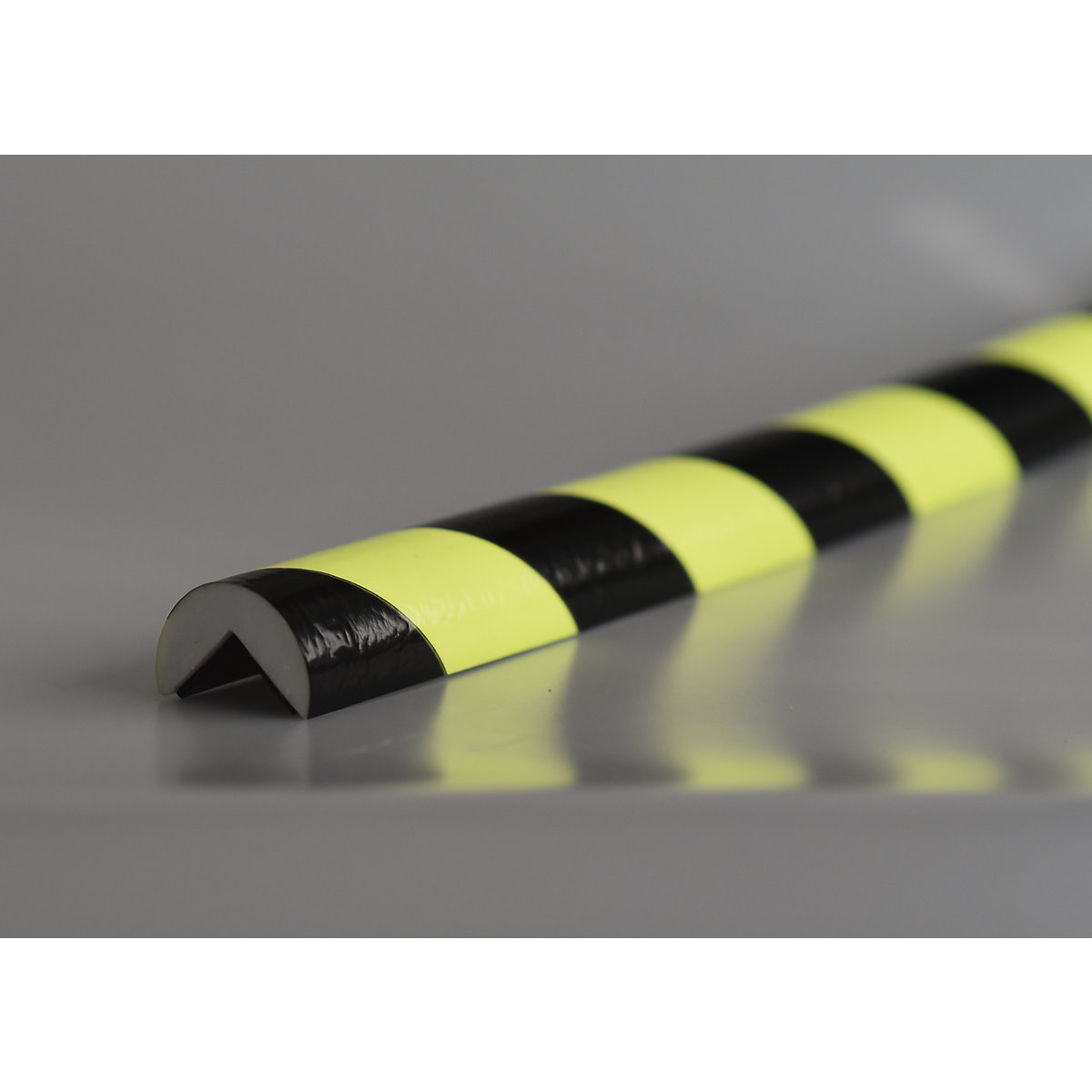 Knuffi®-hoekbescherming – SHG, type A, stuk van 1 m, zwart/fluorescerend, magneethoudend-25